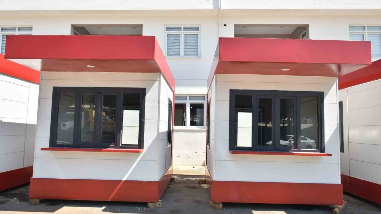 Kepez’e kırmızı-beyaz modern ekmek büfeleri