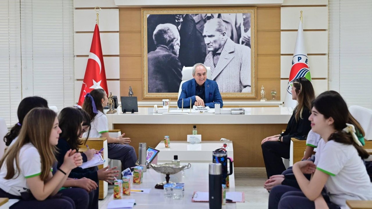 Kocagöz, öğrencilerin projelerini dinledi