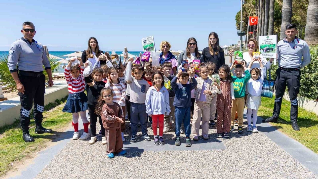 Manavgatlı minikler can dostları için sahada