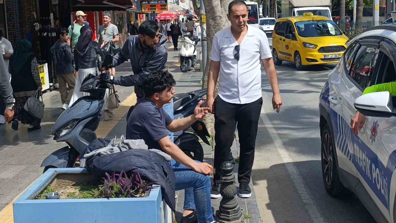Manavgat’ta korkutan kazada sürücü kask sayesinde hayatta kaldı