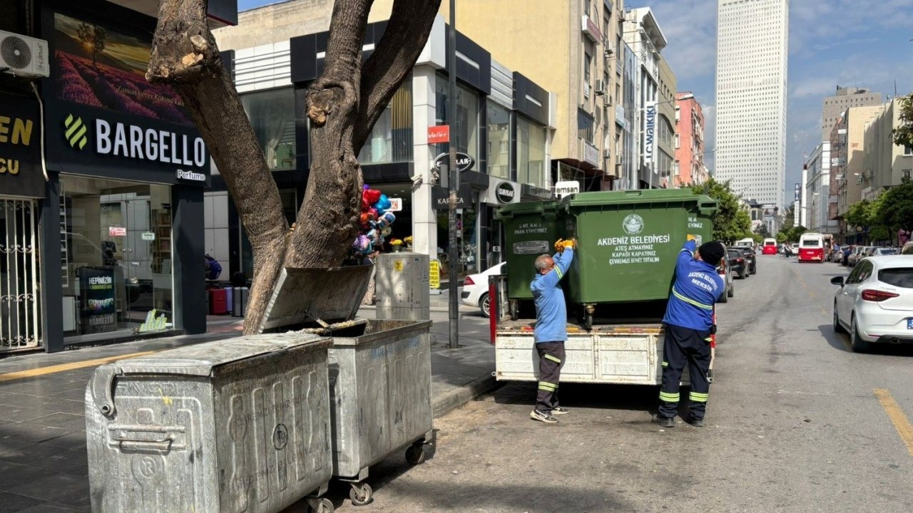 Mersin kent merkezinde çöp konteynerleri yenileniyor
