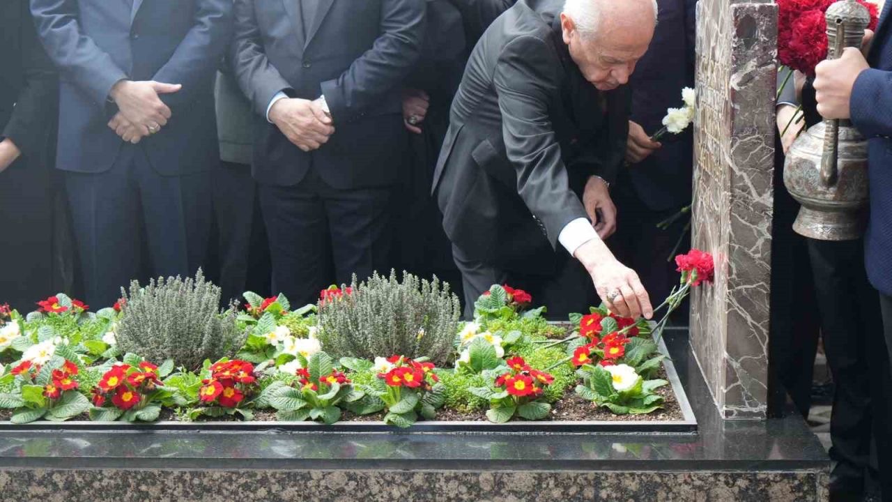 MHP Lideri Bahçeli, Türkeş’in kabrini ziyaret etti