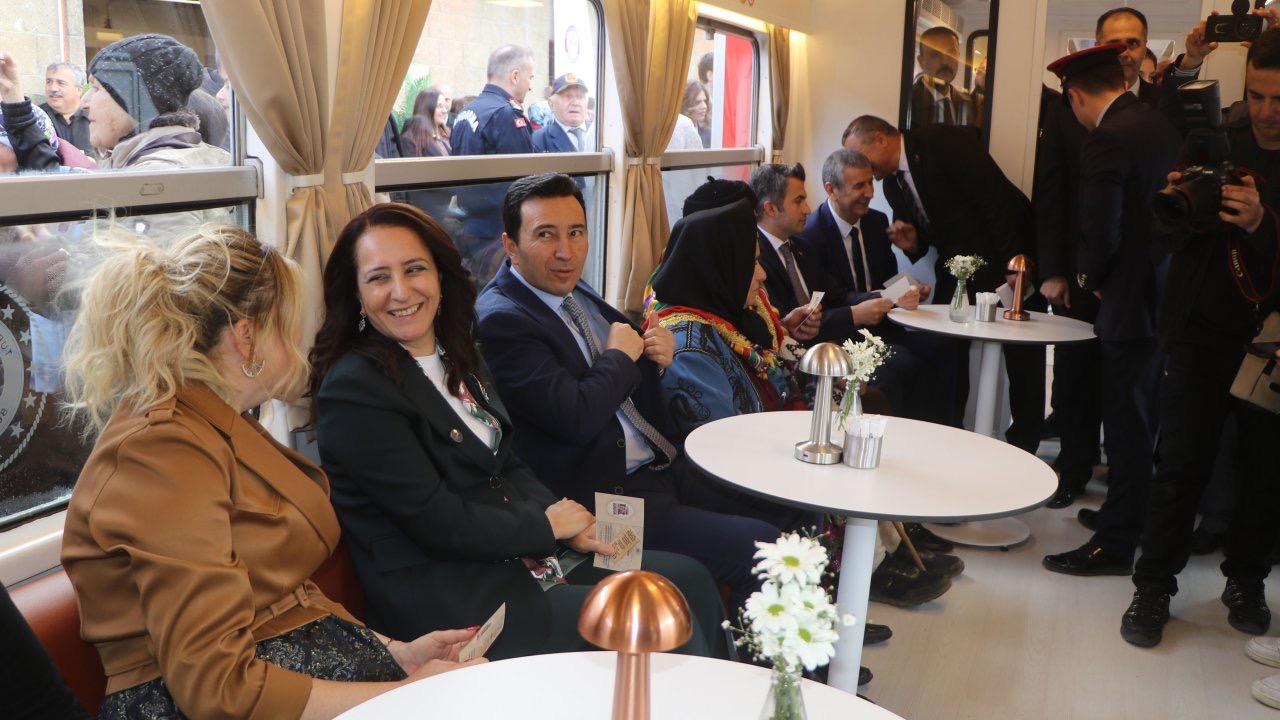 Millet kıraathanesi, gar atölye ve gar kafe açıldı