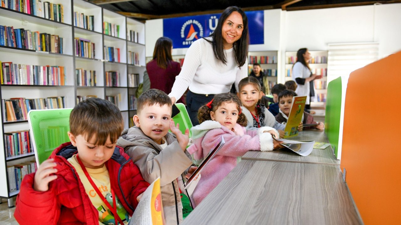 Minik okurlar kütüphanede