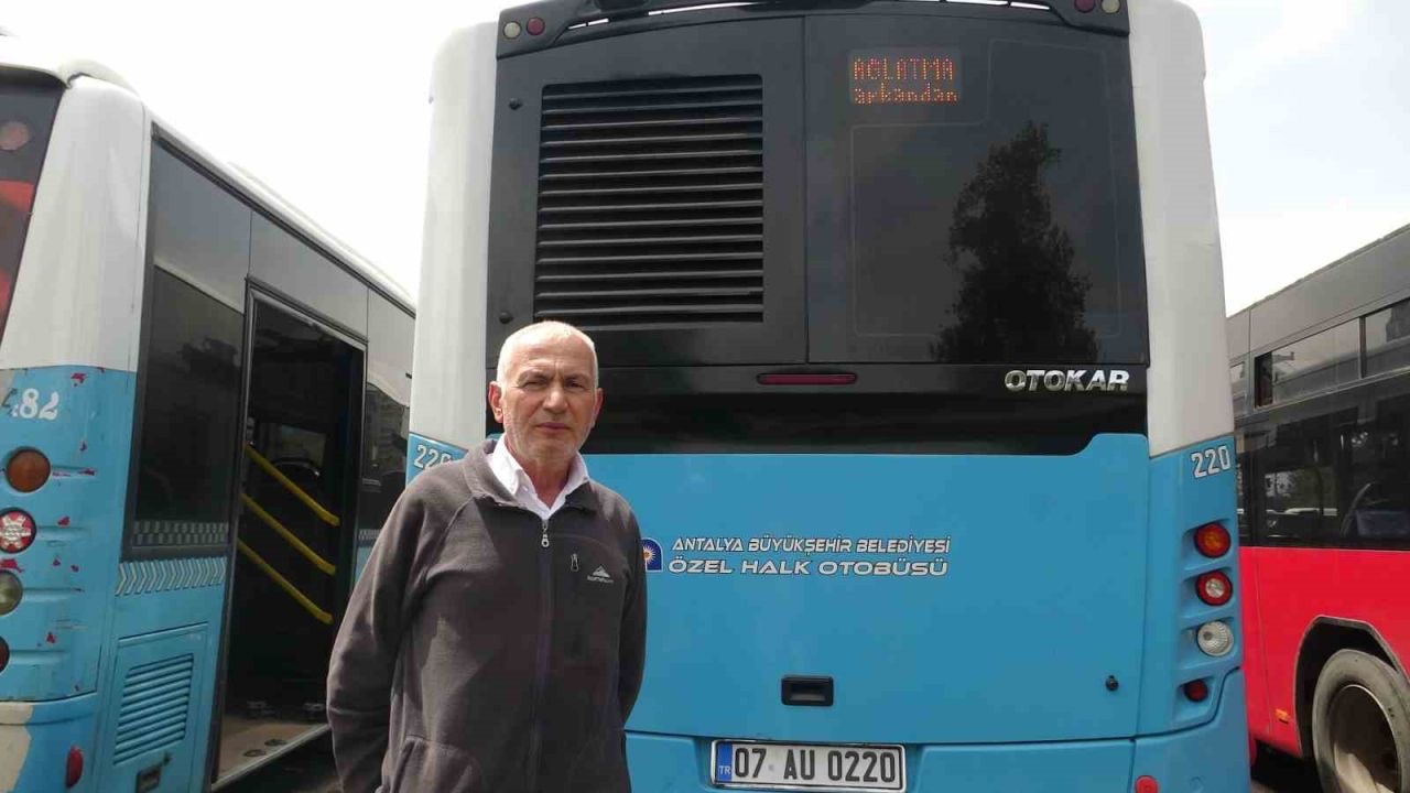 Otobüs şoföründen patenci çocuklara LED’li uyarı: "Patenci kardeş tutma arkadan, anneni babanı ağlatma arkandan"