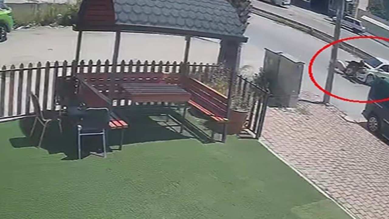 Otomobille motosikletin çarpıştığı kaza güvenlik kamerasında: 1 yaralı