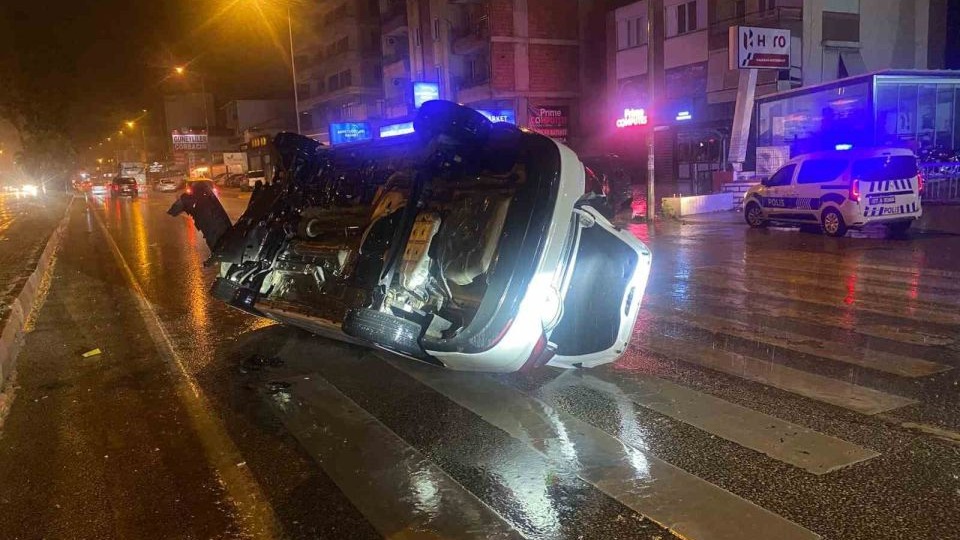 Refüje çarpıp yan yatan otomobilde bulunanların burnu bile kanamadı