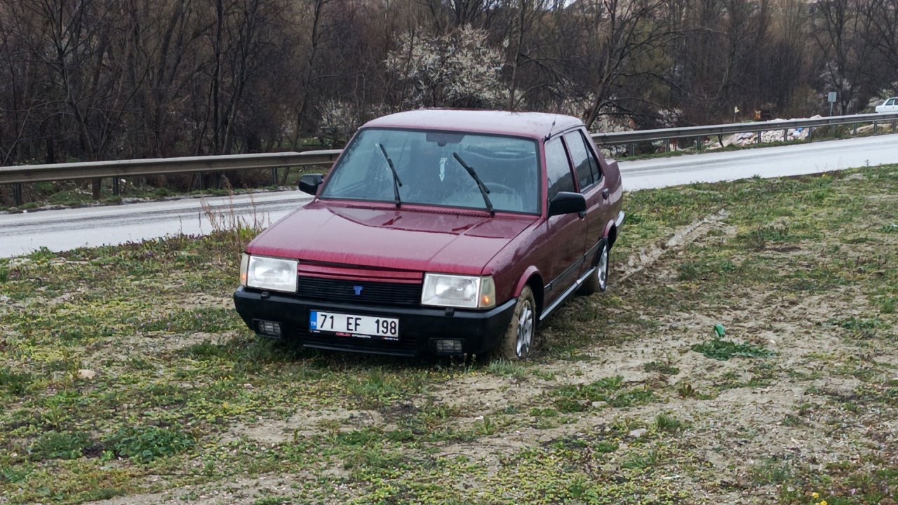Refüje çıkan otomobilin sürücüsü yaralandı