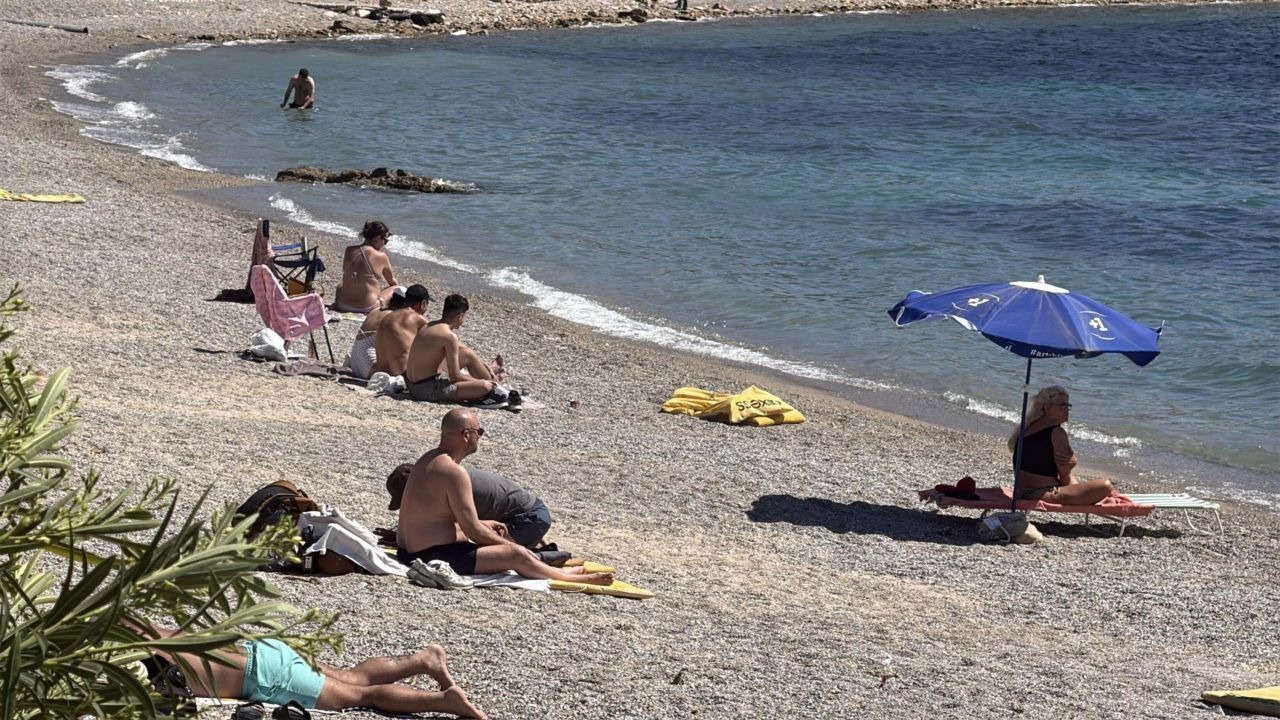 Sıcak havayı fırsat bilenler sahilleri doldurdu