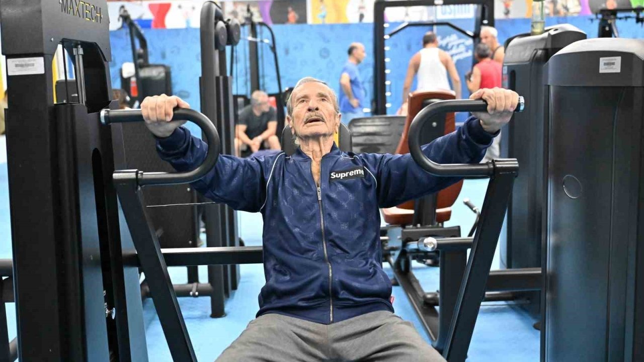 Spor tutkunu 86 yaşındaki ’süper dede’, gençlere taş çıkartıyor