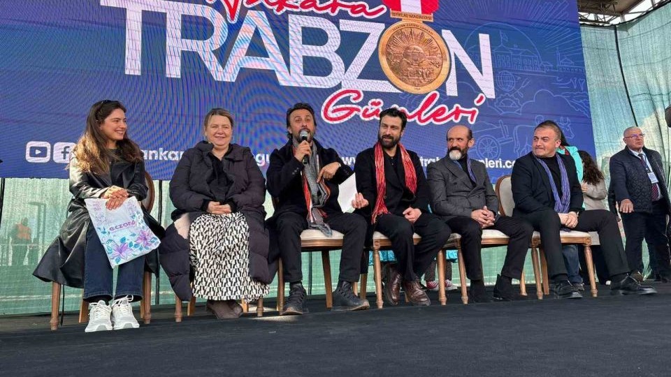 ‘Taşacak Bu Deniz’ oyuncuları hayranlarıyla buluştu