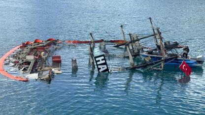 Tur teknesi sulara gömüldü