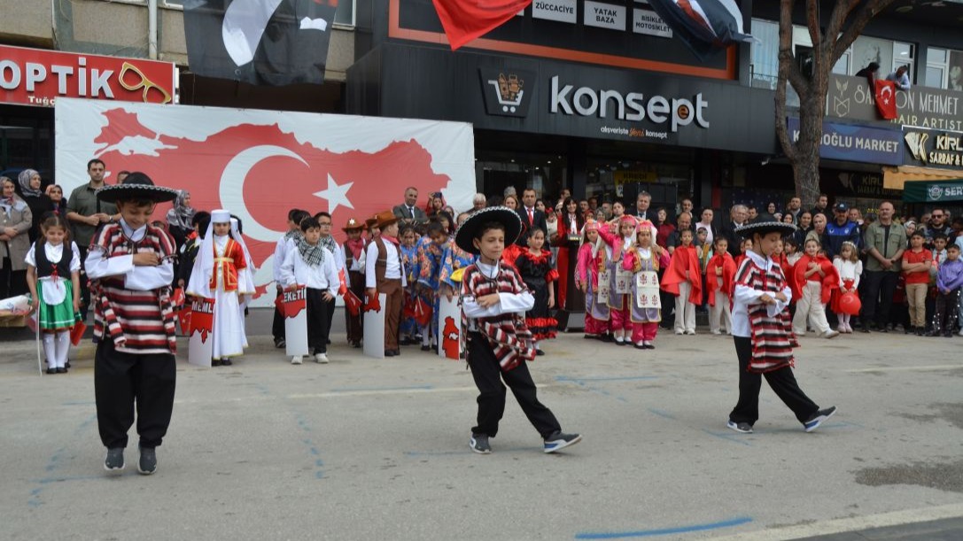 Üçüzler, 23 Nisan kutlamalarında ilgi odağı oldu