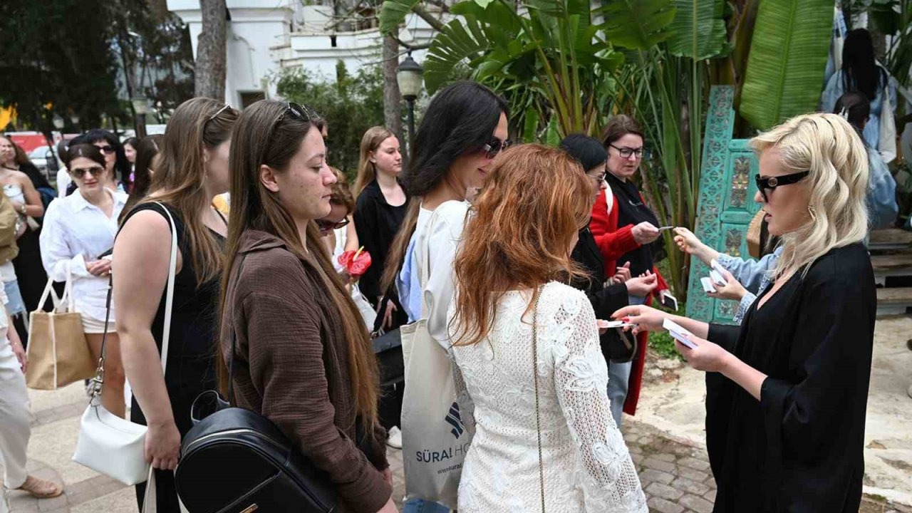 Ukrayna’dan gelen 100 seyahat acentesi yetkilisi Kemer turizmi hakkında bilgi aldı