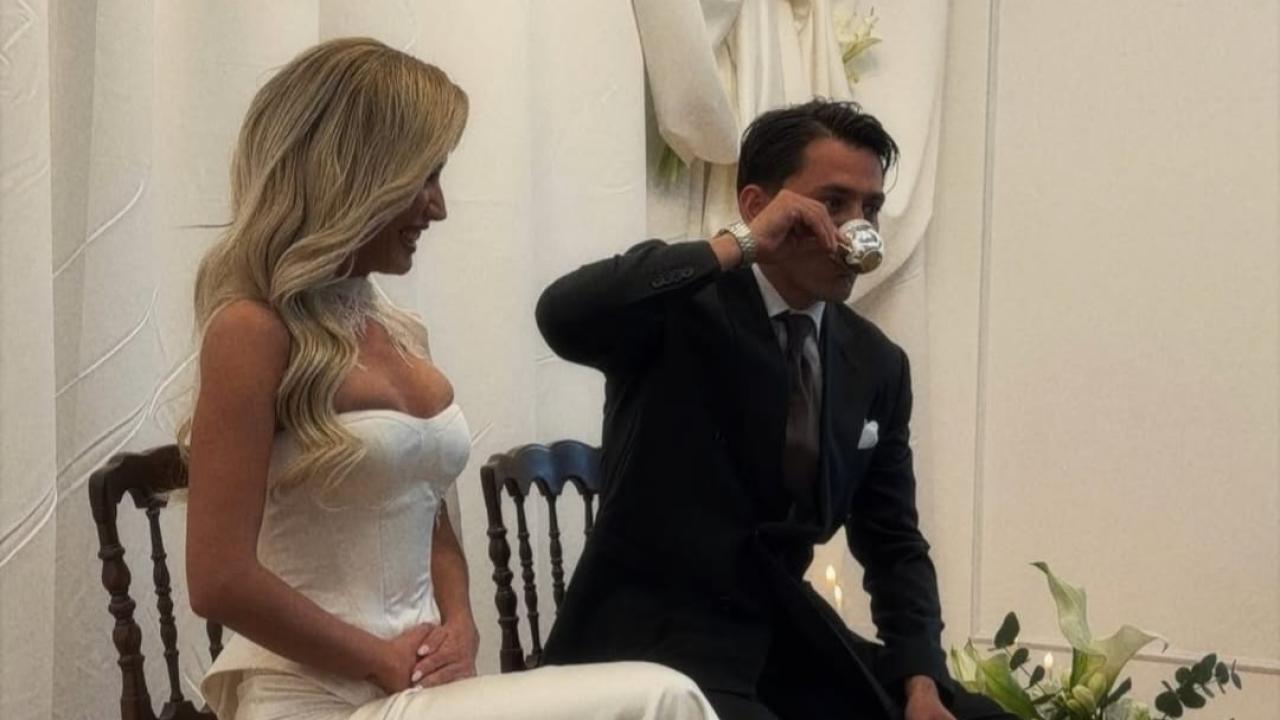 Ünlü futbolcu nişanlandı!