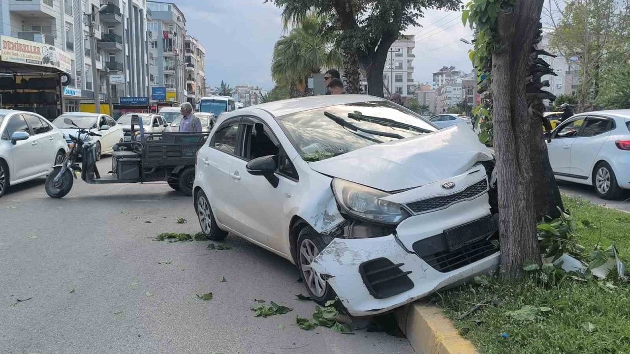 Yaya geçidinden geçen motosiklete çarpmamak için direksiyonu kırınca ağaca çarptı