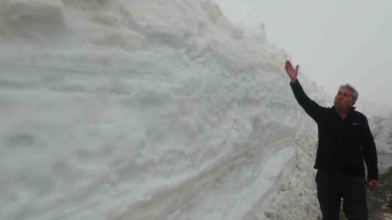 Yaz şehri Mersin’de kar 2 metreyi aştı