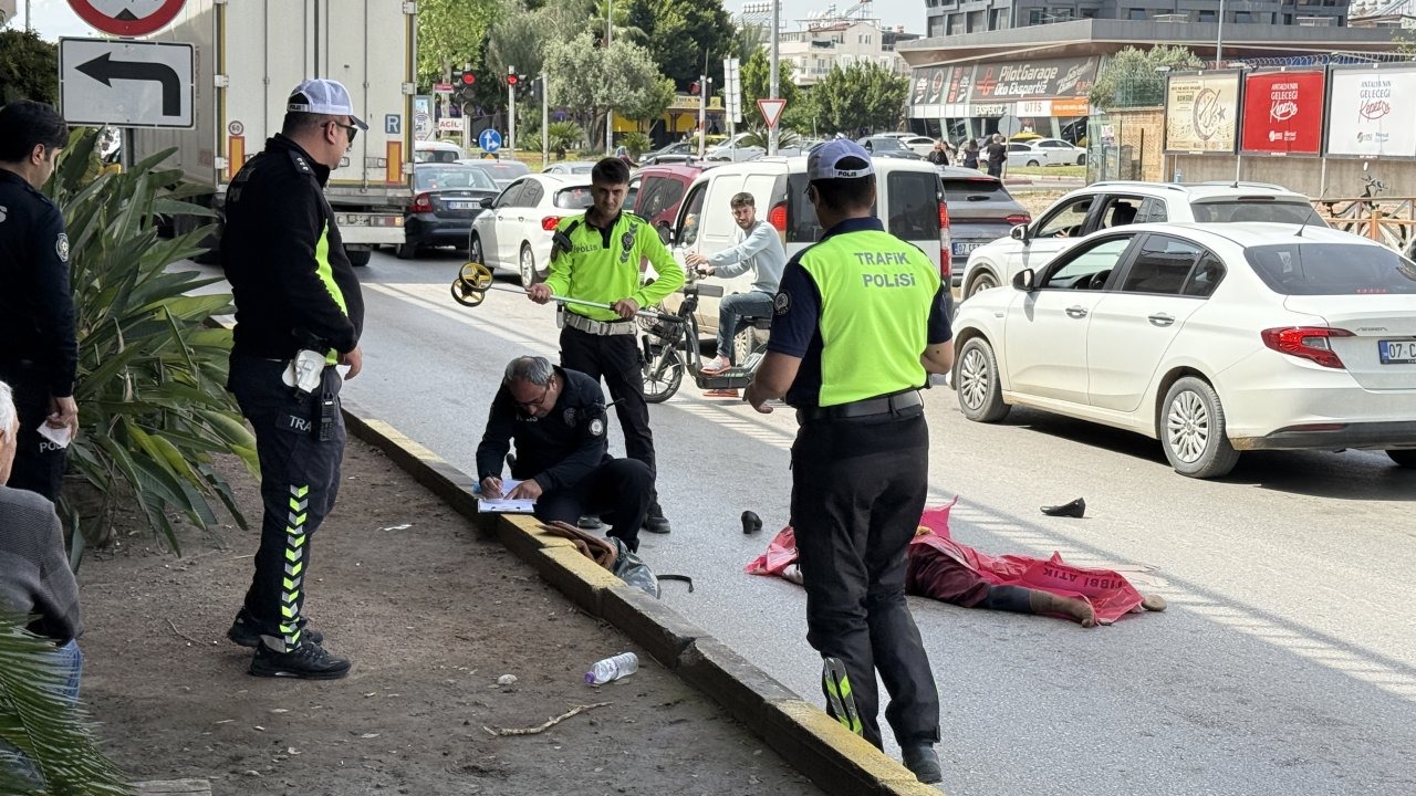 Yol kenarında mendil satarken TIR'ın altında kalan kadın hayatını kaybetti