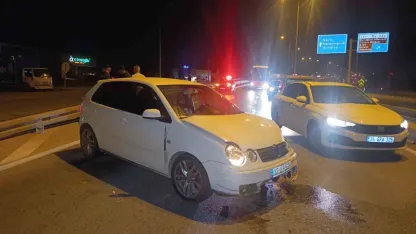 Seyir halindeki otomobil bariyerlere çarptı: 2 yaralı
