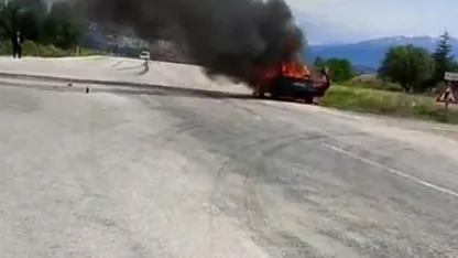 Dumanı fark edip otomobilinden çıktı