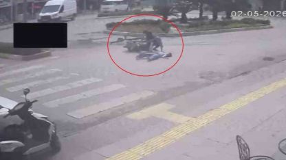 Yaya geçidini kullanan bisiklete motosiklet çarptı: 2’si çocuk 3 yaralı