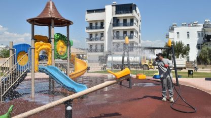 Kepez'de park ve oyun alanlarında hijyen seferberliği