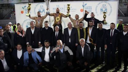Kumluca'daki Yağlı Pehlivan Güreşleri'nde başpehlivan Orhan Okulu