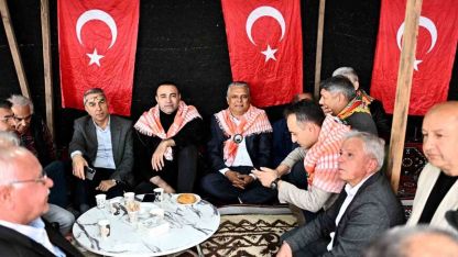 Başkan Uysal, yörüklerle bir araya geldi tuluk başına geçip keşkek dövdü
