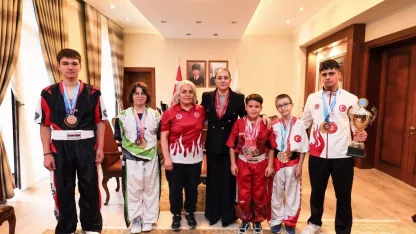 Vali Bilgihan şampiyonları ağırladı
