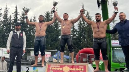 Kemer Belediyesi güreşçileri kürsüye çıktı
