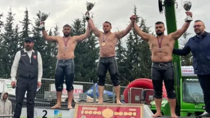 Kemer Belediyesi güreşçileri kürsüye çıktı