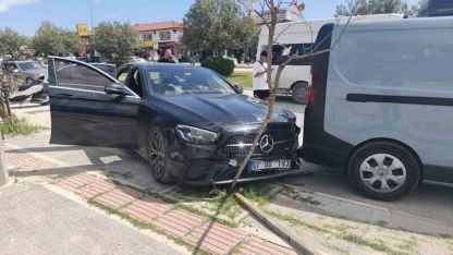 Antalya’da minibüs park halindeki araca çarptı: 4 yaralı