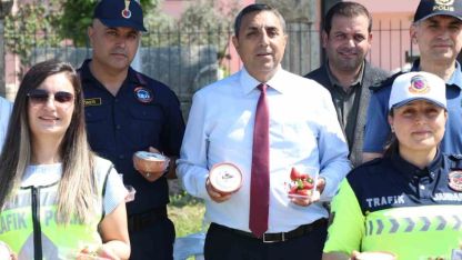 Trafikte yoğurt ve çilek ikramı