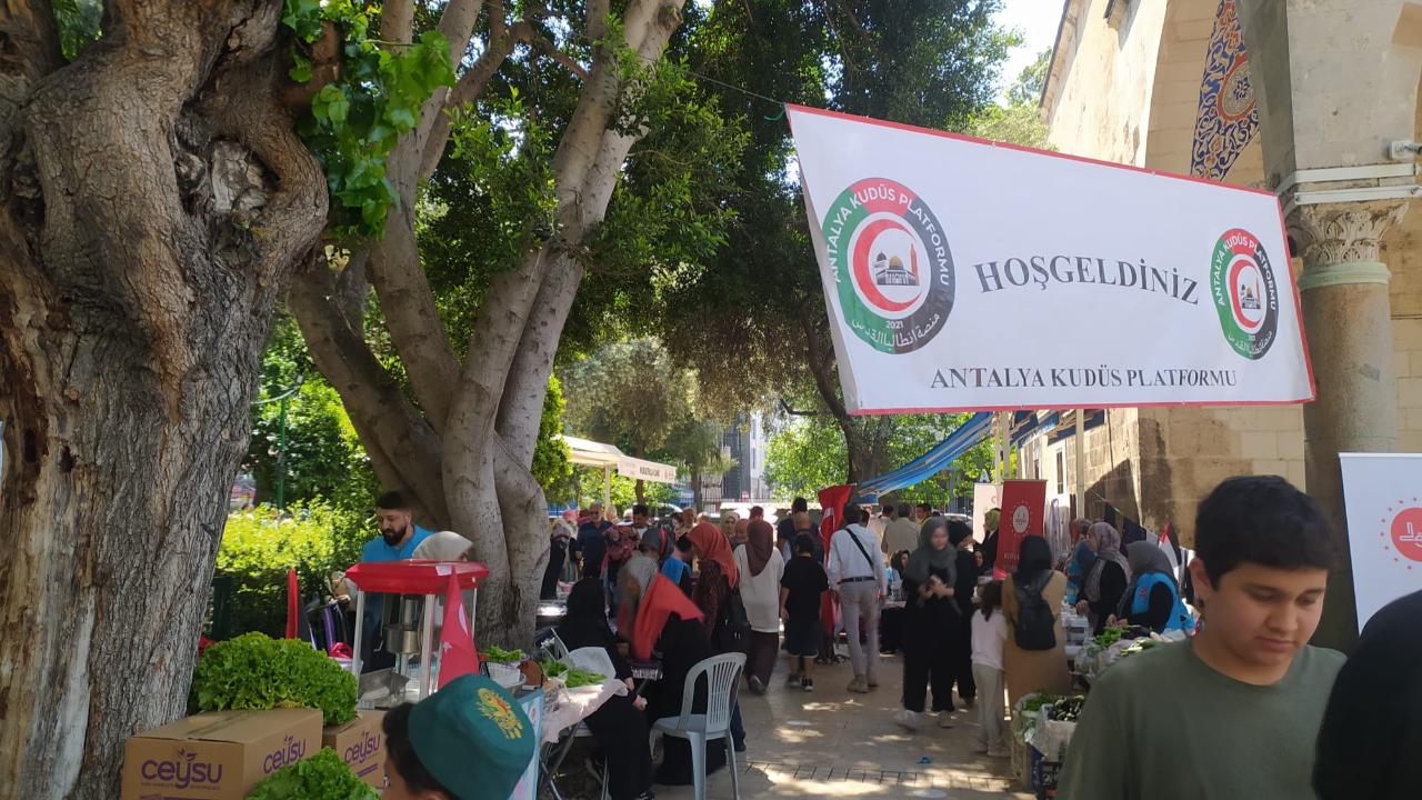 Antalya’da Filistin hayır çarşısına yoğun ilgi