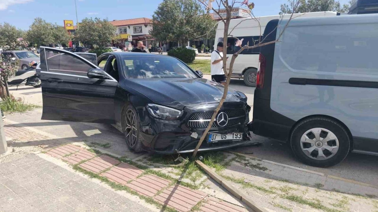 Antalya’da minibüs park halindeki araca çarptı: 4 yaralı