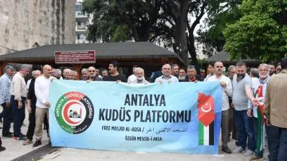 İsrail ordusunun Küresel Sumud Filosu'na saldırısı Antalya'da protesto edildi