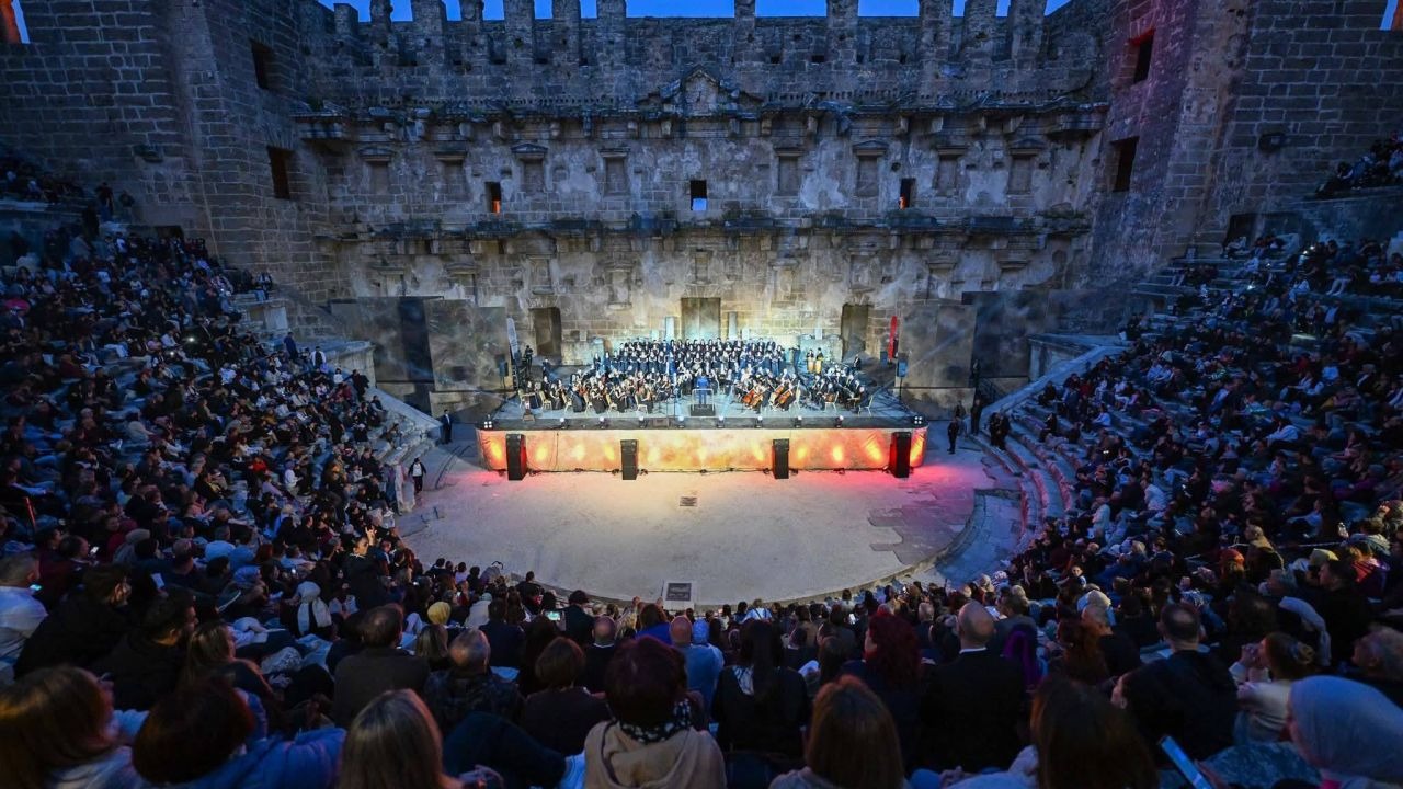 Kadim ezgiler Aspendos’ta yankılandı