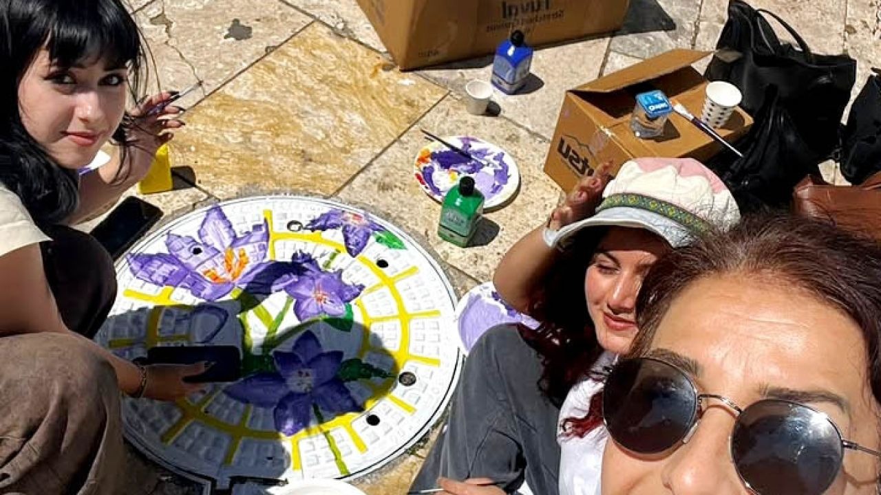 Kaleiçi'nde rögar kapakları renklendi