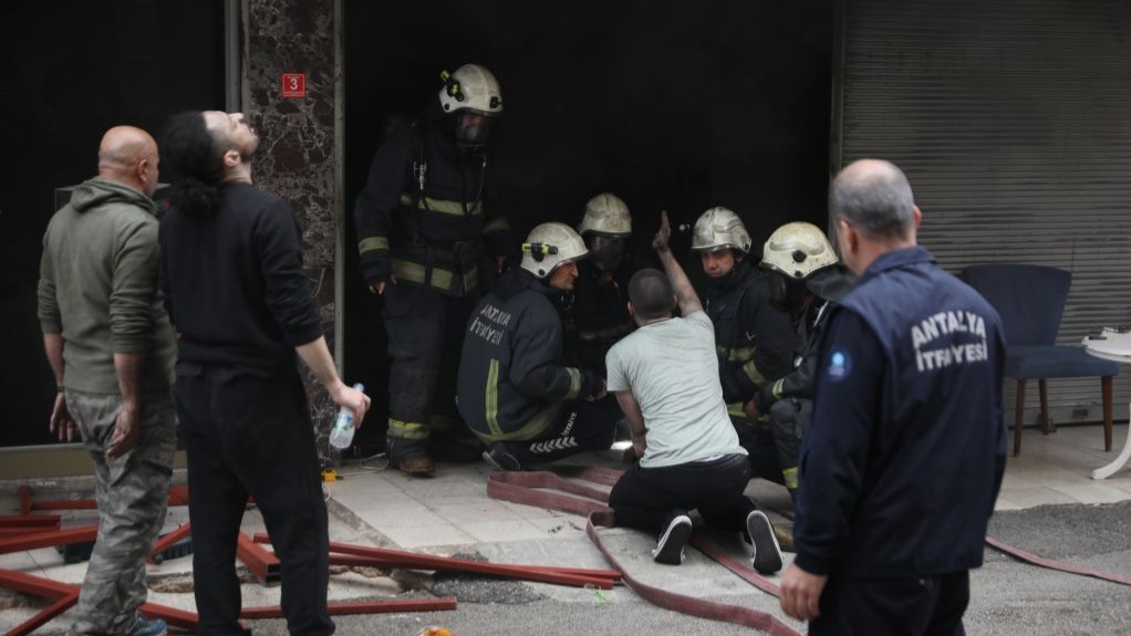 Mobilya deposunda korkutan yangın