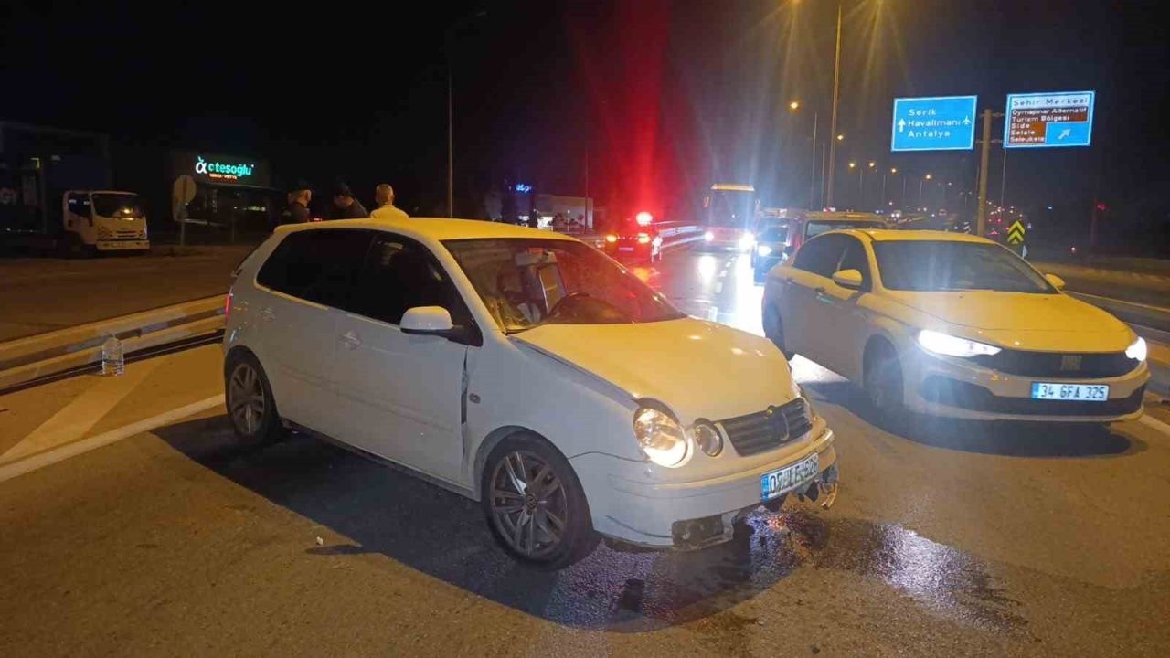 Seyir halindeki otomobil bariyerlere çarptı: 2 yaralı