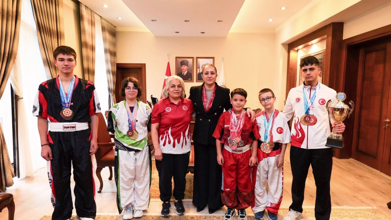 Vali Bilgihan şampiyonları ağırladı