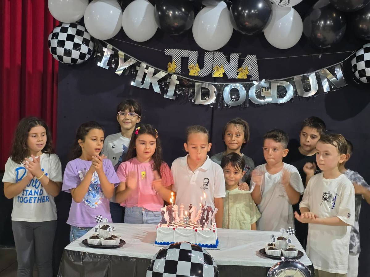 Tuna Uzunoğulları yeni yaşını Satranç temalı doğum günüyle kutladı