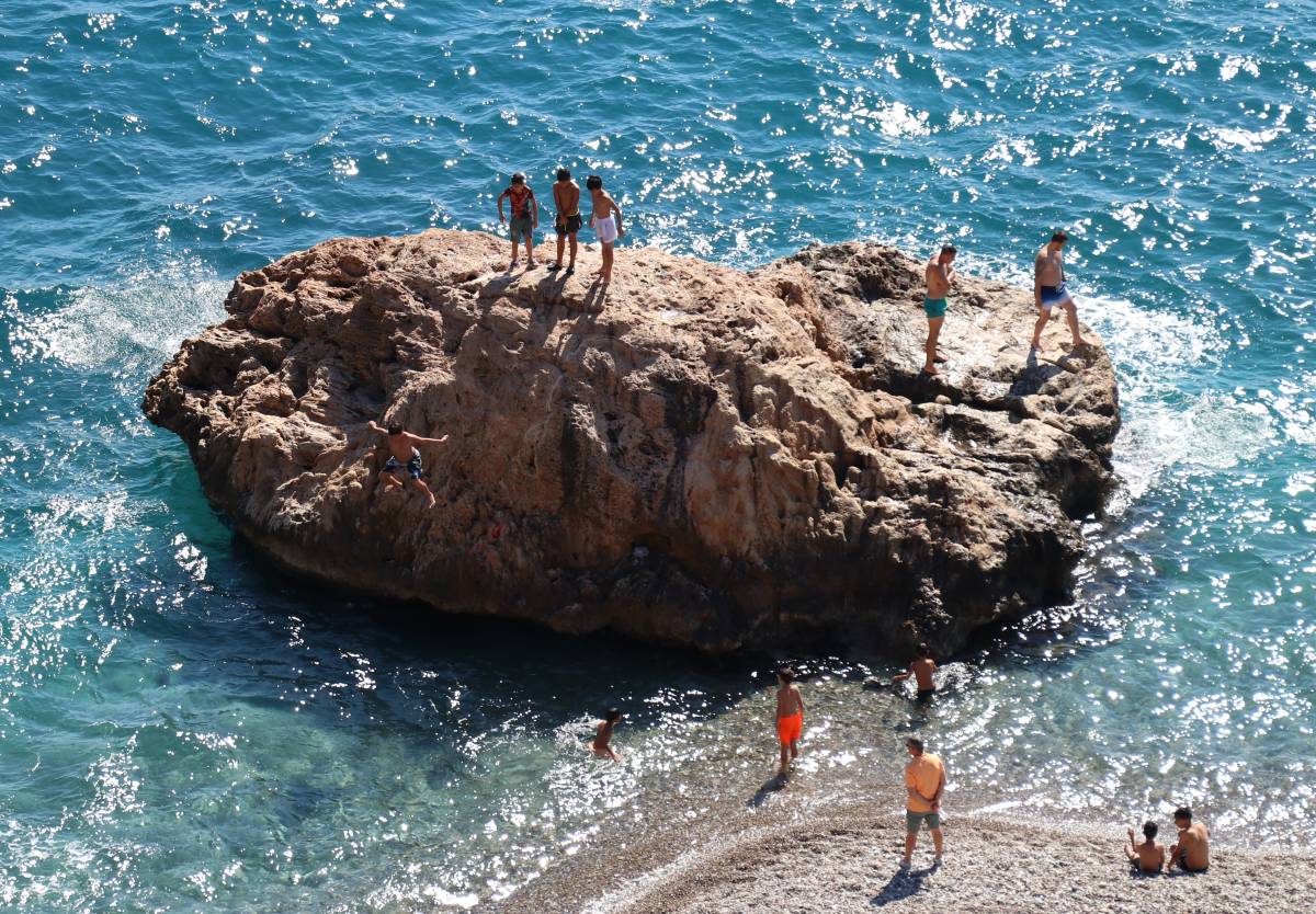 Hava sıcaklığı 28 derece ölçülen Antalya'da sahillerde hareketlilik yaşandı