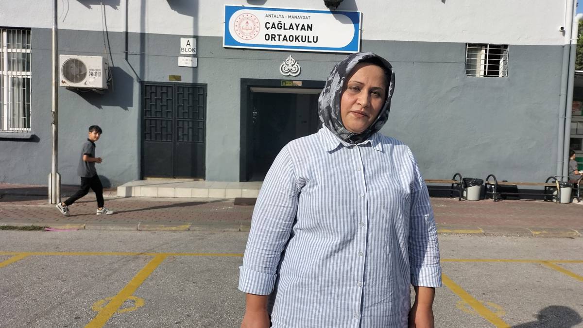 Manavgat'ta Çağlayan Ortaokulu'nun sıra ve masaları yenilendi