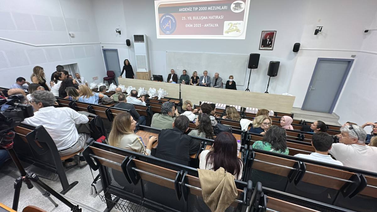 Antalya'da doktorlar mezun oldukları üniversitede 25 yıl sonra yeniden buluştu