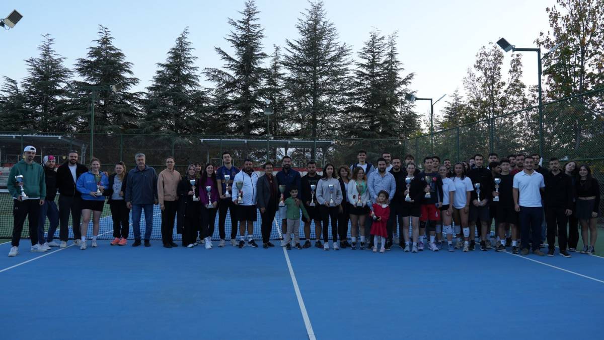 Isparta’da “29 Ekim Cumhuriyet Tenis Turnuvası” düzenlendi