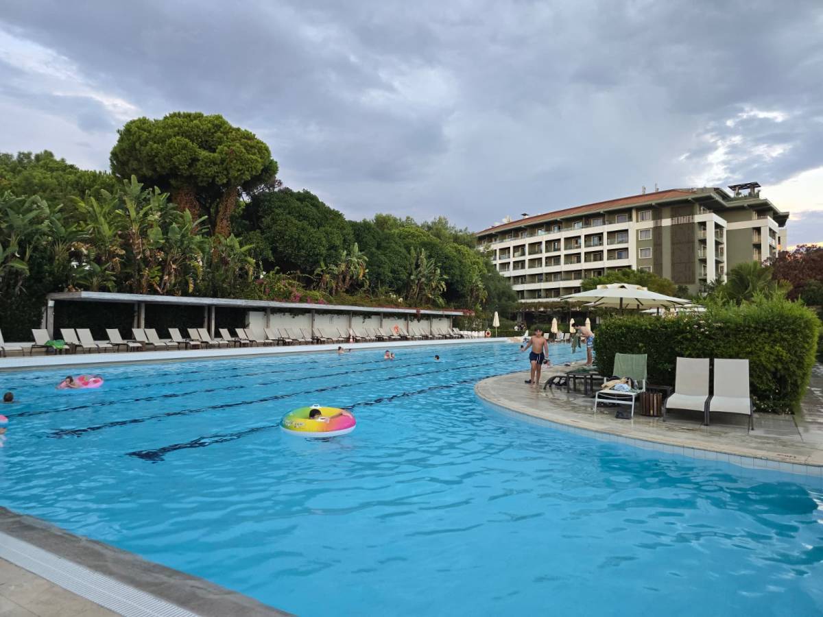 Antalya’da yağmur sonrası tatil keyfi devam ediyor