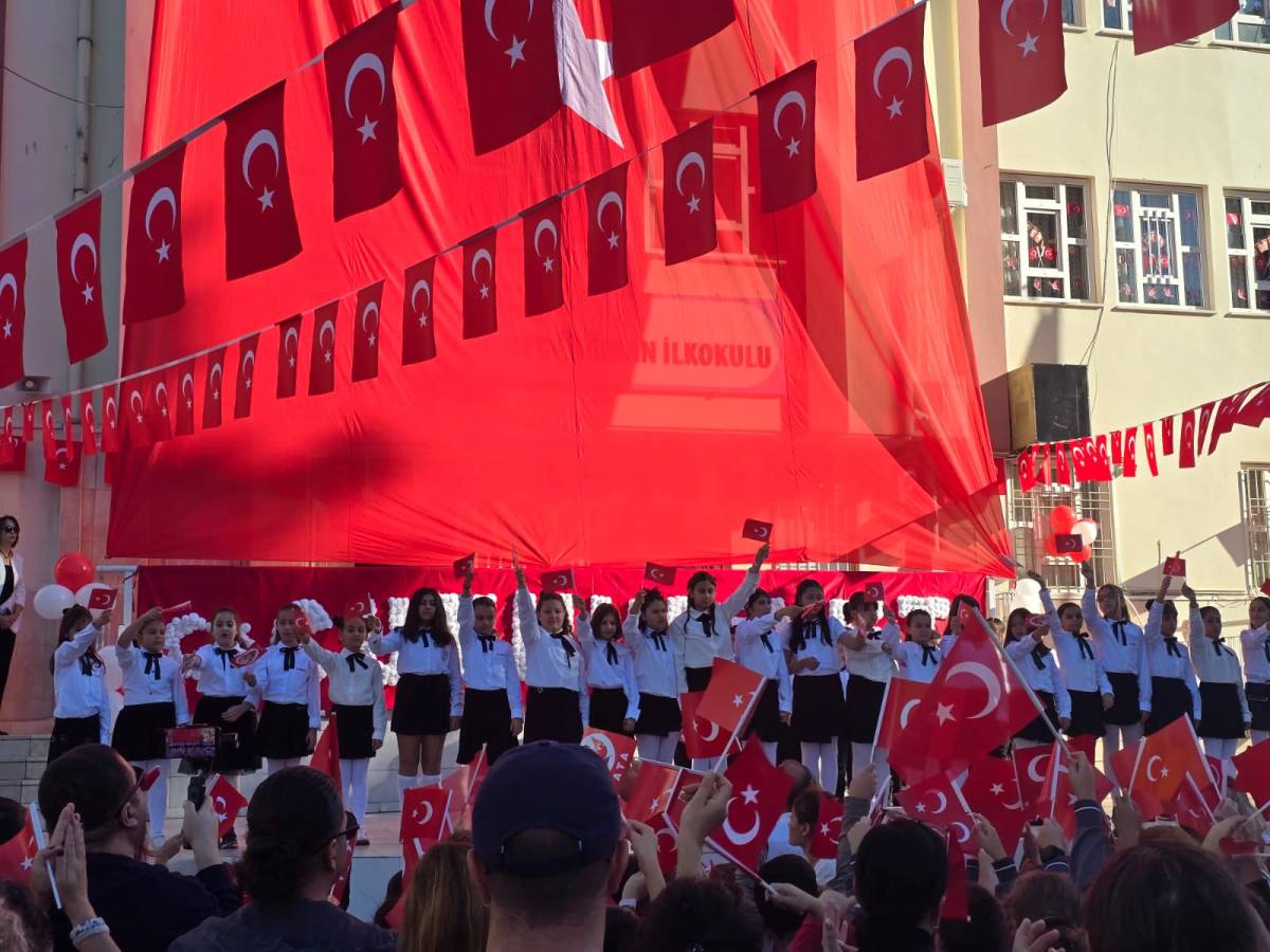 Bayraklar, şiirler, marşlar… Hanım Ömer Çağıran İlkokulu’nda Cumhuriyet sevinci