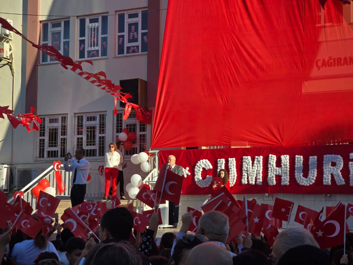 Bayraklar, şiirler, marşlar… Hanım Ömer Çağıran İlkokulu’nda Cumhuriyet sevinci