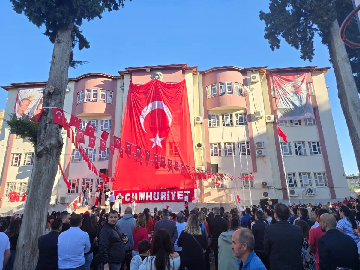 Bayraklar, şiirler, marşlar… Hanım Ömer Çağıran İlkokulu’nda Cumhuriyet sevinci